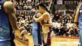 ▲高雄17直播鋼鐵人迎戰臺北富邦勇士，林書豪賽後和林志傑擁抱。（圖／記者劉彥池攝影）