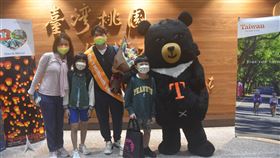 「第1百萬名外國旅客」現身　獲贈大禮包(交通部提供)