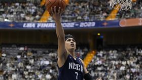 政治大學游艾喆16分15籃板11助攻，UBA生涯二度大三元。（圖／大專體總提供）