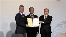 國泰金控董事長蔡宏圖 加入生策會顧問團國泰金控集團董事長蔡宏圖（左1）25日以生策會顧問的新身分出席生策會21週年感恩晚宴，他提到雖然目前國泰集團還沒有針對生技產業成立專屬的私募基金，不過他相信這是未來趨勢。中央社記者韓婷婷攝 112年3月25日