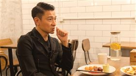 劉德華在《魯豫有約》尷尬表示「張學友好像不願意...」。（圖／翻攝自《魯豫有約》微博）