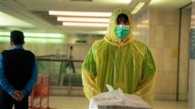 《疫起》王柏傑穿三層防護衣狂飆汗，體會醫護辛勞。（圖／CATCHPLAY提供）