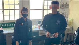 屏東警方助職業軍人找回掉落41萬元現金屏東郭姓職業軍人（右）積攢41萬元存款，騎車要到市區購買重型機車，未料現金掉落路上，洪姓護理師發現後撿起現金到派出所報案，對於掉落的存款能失而復得，郭男當場喜極而泣，也感謝洪姓護理師與員警協助。（內埔警分局提供）中央社記者李卉婷傳真  112年3月26日