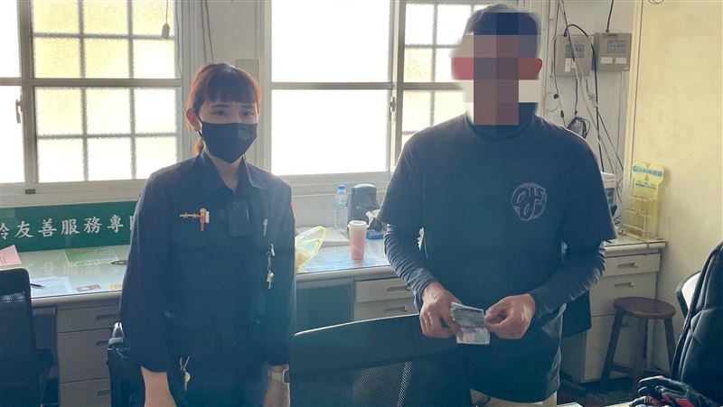 軍人背包沒關41萬撒路上　護理師拾金不昧