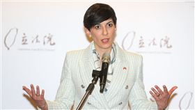 捷克眾院議長艾達莫娃：台捷是最密切友人捷克眾議院議長艾達莫娃（Marketa Pekarova Adamova）25日率團訪問台灣，她在松山機場舉行共同記者會時表示，捷克與台灣是最密切友人，這次訪台盼加強兩國在半導體與文化議題的交流合作。中央社記者鄭清元攝　112年3月25日