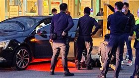 新北市警方在淡水馬偕帶回一對情侶檔。（圖／翻攝畫面）