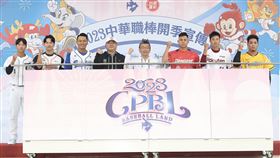 中華職棒2023開季宣傳　蔡其昌出席中華職棒大聯盟26日在台北舉行「2023中華職棒開季宣傳」活動，中職會長蔡其昌（右4）與各隊球員代表同台，為4月即將迎接新球季的中職宣傳造勢。中央社記者吳家昇攝  112年3月26日