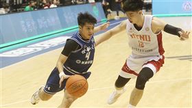 世新逆轉勝台師大　奪UBA男子組季軍111年學年度UBA大專籃球聯賽公開男一級季軍戰26日在台北小巨蛋登場，世新大學李宗漢（左）決勝節挺身而出，投進關鍵三分球，率隊以67比64逆轉奪勝、拿下季軍。中央社記者張新偉攝  112年3月26日