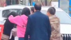 老公在直播平台打賞女主播，人妻氣炸持棍狂毆。（圖／翻攝自微博）