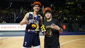 政大游艾喆(左)、世新宋瑞蓁(右)獲得UBA公開男一級、公開女一級FMVP。（圖／大專體總提供）