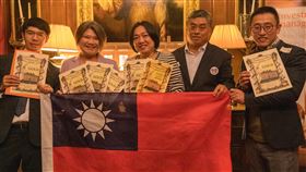 世界果醬大賽締造史上最佳成績 台灣隊舉國旗合影台灣品牌參加英國「世界柑橘類果醬大賽」締造史上最佳成績，共奪21個大獎，得獎人林韡勳（左1）、柯亞（左2）、郭恩綺（左3）、三福果富副總王柏鈞（右1）與國旗合影。（三福果富／Ning yuhsiang提供）中央社記者陳韻聿倫敦傳真  112年3月27日