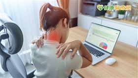 要避免肌肉緊繃，康涵菁醫師提醒，平時避免長時間固定姿勢不動