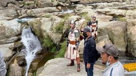 ▲《初擁》劇組神仙谷拍攝現場，可以看到周圍沒有任何的安全繩等防護裝置。（圖／陳偉民提供）