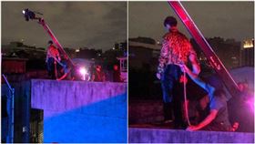 ▲疑似為炎亞綸的演員站在公寓頂樓女兒牆上演戲，但安全裝置只有身上一條麻繩。（圖／陳偉民提供）