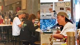 鏡週刊提供／陳奕迅打扮輕鬆，與友人在一家香港茶餐廳吃飯。（左圖，讀者提供）他一口接著一口，把食物往嘴裡塞，與友人聊天時，嘴巴仍動不停，非常把握時間。（右圖，讀者提供）