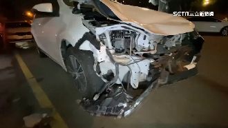 台中2女雙載被撞1人當場拋飛　轎車車頭毀