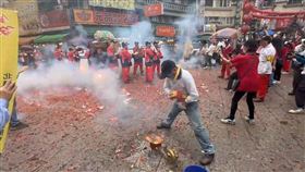 美國舊金山朝聖宮「美國媽」回娘家，轎伕，混血兒，吸睛，鞭炮狂炸(圖／翻攝畫面)