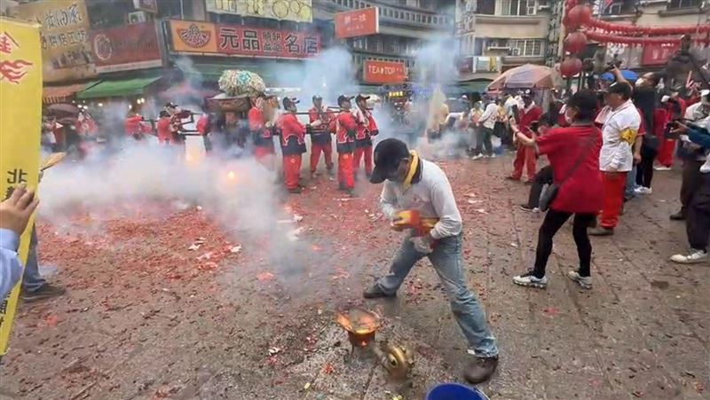 「美國媽」北港謁祖進香　阿兜仔抬轎吃炮