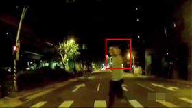 比中指,禮讓行人,行人地獄,公然侮辱,闖紅燈,斑馬線,刑法309條