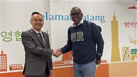 外交部今（27）日表示，美屬維京群島總督布萊恩（Albert Bryan Jr.）今日至4月1日率團訪台，外交部表示誠摯歡迎之意，相信此行將進一步增進台灣各界與美屬維京群島間的相互了解，持續深化雙方交流與合作。（圖／翻攝自外交部官網）