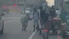 台中，上楓國小棒球隊，球員，扶老婆婆過馬路，暖心善舉，(圖／翻攝自上楓國小棒球隊臉書)