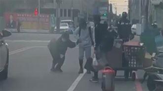 小棒球員牽嬤過馬路　善心片瘋傳網：超暖