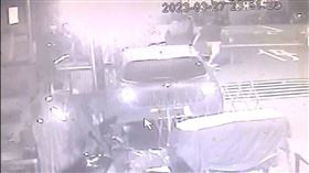 ▲弟弟持球棒下樓，朝哥哥的轎車猛砸。（圖／翻攝畫面）