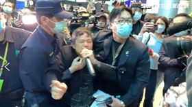 台灣國赴桃園機場抗議馬英九赴中國。