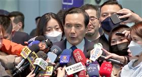 馬英九前往中國訪問，在桃園機場發表談話。