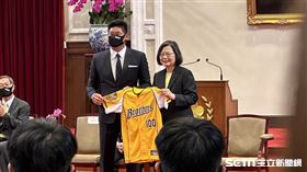 總統蔡英文開心從辜仲諒手中接過兄弟球衣。（圖／記者蔡厚瑄攝影）