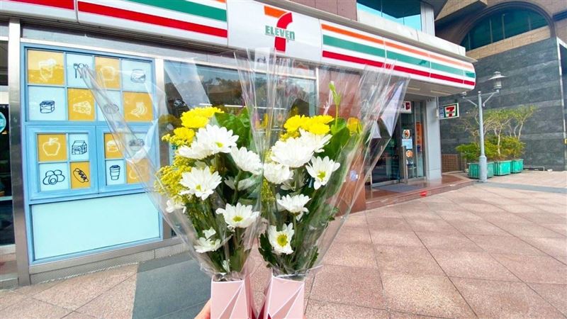 7-11開賣清明祭祀鮮花花束、水果組、金桶