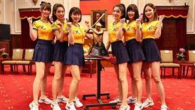 中信兄弟隊締造二連霸連兩年進總統府，今年啦啦隊Passion Sisters也有6人同行共享榮耀。（圖／中信兄弟提供）