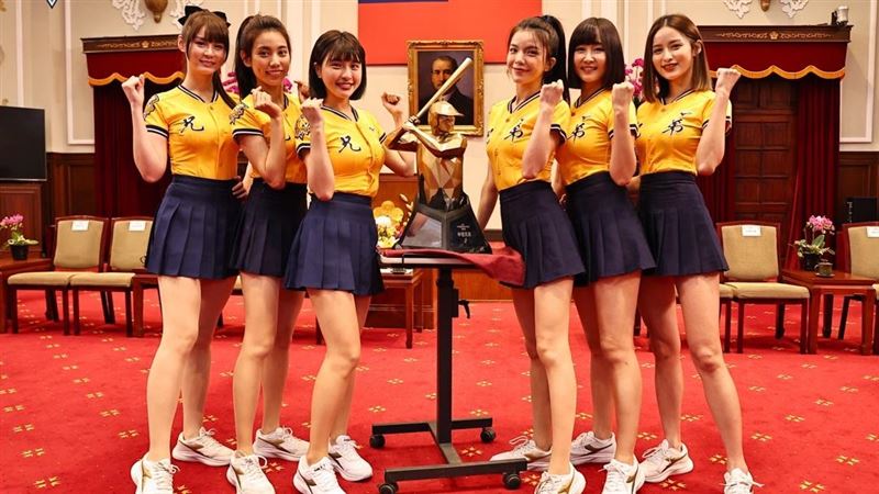 首進總統府好新鮮！峮峮榮幸應援被看見