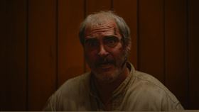 瓦昆菲尼克斯為戲慘變肥老禿。（圖／台北双喜提供）