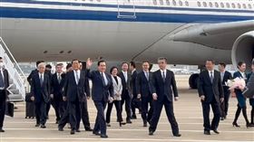 馬英九抵達上海，中國派國台辦副主任陳元豐接機。(圖/馬英九辦公室提供)