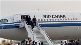 馬英九抵達上海，中國派國台辦副主任陳元豐接機。(圖/馬英九辦公室提供)