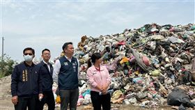 處理南投垃圾堆置問題  蔡培慧踏勘加速去化民進黨立委蔡培慧（右）27日前往踏勘草屯鎮、名間鄉、竹山鎮垃圾堆置現況，表示將協助鄉鎮公所加速垃圾打包，並爭取移除東草屯交流道旁垃圾場。（蔡培慧辦公室提供）中央社記者蕭博陽南投縣傳真  112年3月27日