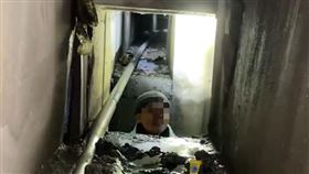 郭姓男子卡在八斗子路邊的涵洞內。（圖／翻攝畫面）