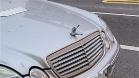 豪車標誌被拔起，車主改裝水龍頭。（圖／翻攝自路上觀察學院）