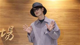 佐藤健步出桃機大廳現場粉絲們響起粉絲尖叫聲。（圖／記者邱榮吉攝影）