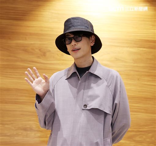 日本男演員佐藤健來台拍廣告，近千名粉絲機場瘋狂接機。（記者邱榮吉/攝影）