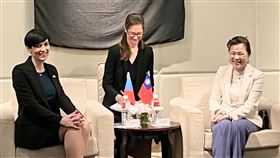 艾達莫娃與王美花就深化雙邊經貿產業交換意見捷克眾議院議長艾達莫娃（左）與經濟部長王美花（右）27日就深化雙邊經貿產業合作交換意見，雙方將積極協助促成建立更緊密合作夥伴關係。（經濟部提供）中央社記者劉千綾傳真  112年3月27日