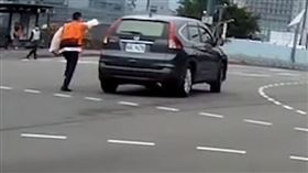違規大爺當慣了？休旅車不甩指揮硬闖　義交1舉動全場敬禮：我的超人
