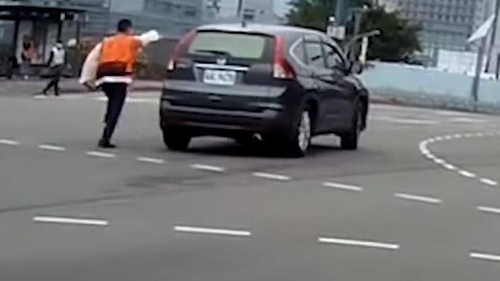 休旅車不甩指揮硬闖　義交1舉動全場敬禮