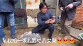  狒狒被捕後不斷失血！農業局竟先「搶拍照打卡」　冷血畫面曝光