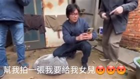  狒狒被捕後不斷失血！農業局竟先「搶拍照打卡」　冷血畫面曝光