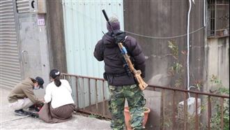 他1槍擊斃東非狒狒！獵人背獵槍畫面曝光