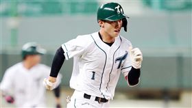 台鋼雄鷹狀元曾子祐27日在熱身賽隊統一獅一役，敲出罕見的場內滿貫全壘打。（圖／台鋼雄鷹提供）