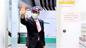 戴中華民國與美國國旗棒球帽 郭台銘赴美未受訪
2023/3/27 23:55（3/28 00:16 更新）
對於媒體記者詢問，為何選在這個時機點赴美、以及這次的訪美是否有什麼目的，鴻海創辦人郭台銘只是說謝謝，並在媒體要求下揮手道別後進入管制區。中央社記者吳睿騏桃園機場攝 112年3月27日