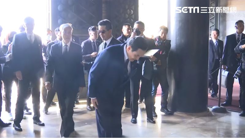 馬英九謁中山陵揮毫8字 場外民眾不滿嗆